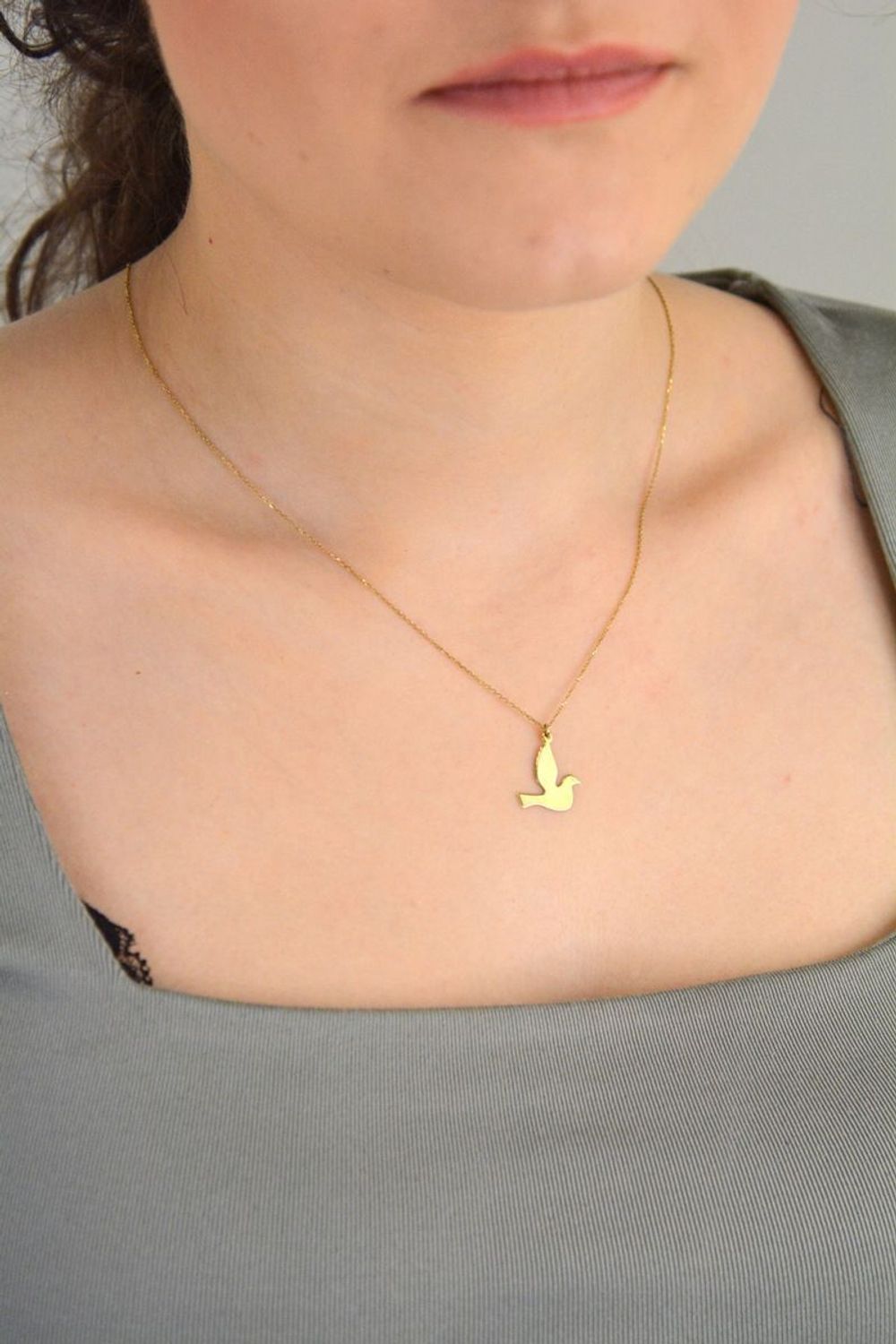 Złoty naszyjnik damski 333 Celebrytka z gołębiem to subtelna i ponadczasowa biżuteria, która z pewnością przyciągnie uwagę każdej miłośniczki eleganckich dodatków. 1.jpg